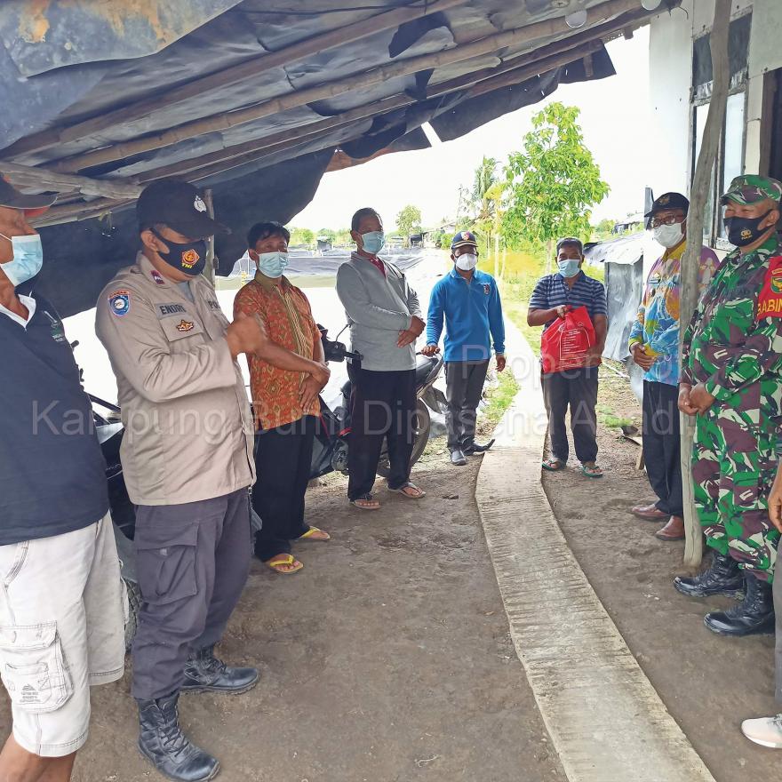 Warga Isolasi Mandiri Terima Bantuan Sembako dari bu "Win" Bupati Tulang Bawang